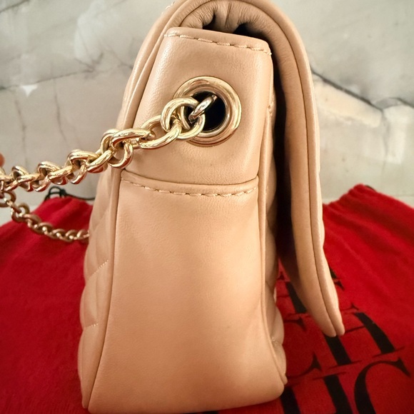 Carolina Herrera Quilted Beige Bag - Picture 4 of 9